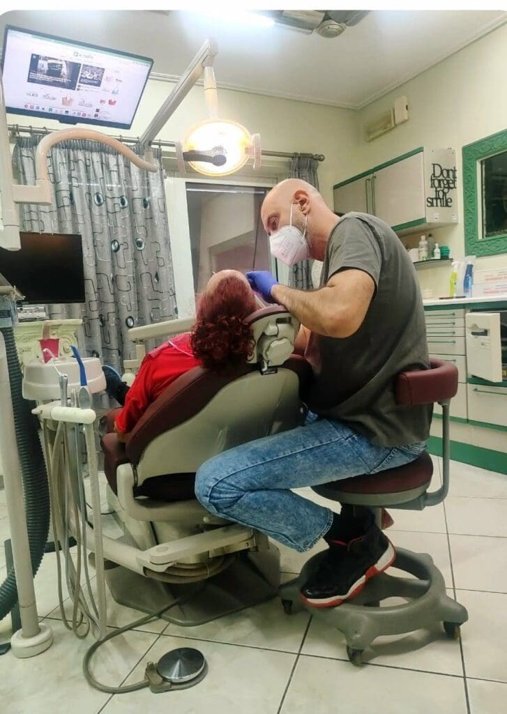 odontiatros-sto-iatreio-αιγαλεω-οδοντιατρος